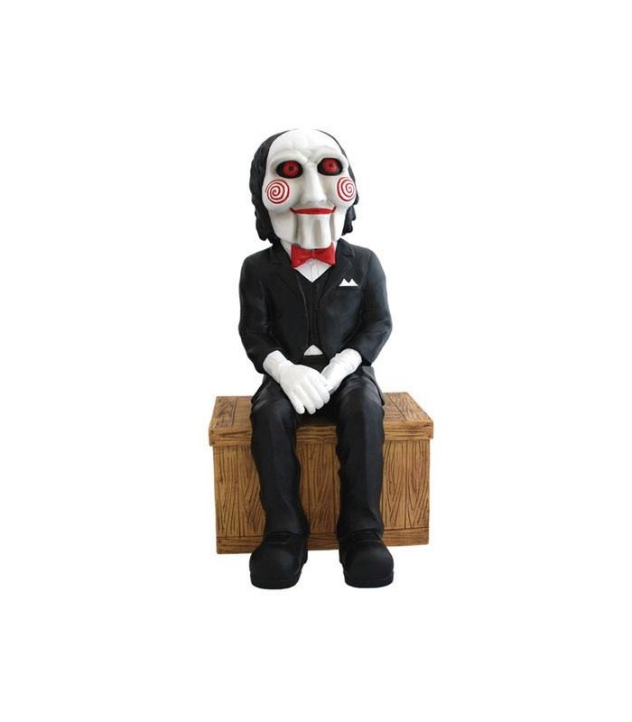 Figura Saw "Billy" Sentado en Baúl, 30cms