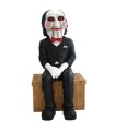 Figura Saw "Billy" Sentado en Baúl, 30cms